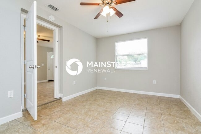 Building Photo - 4 Bedroom Pet-Friendly Home in Lakeland, FL with Main Street Renewal