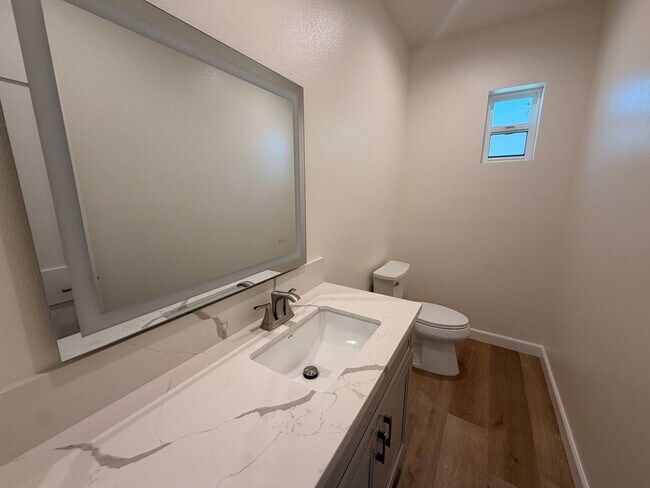 Building Photo - LA T 2947-2949