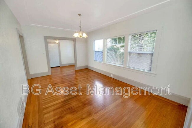 Building Photo - 3808 Lakeshore Ave