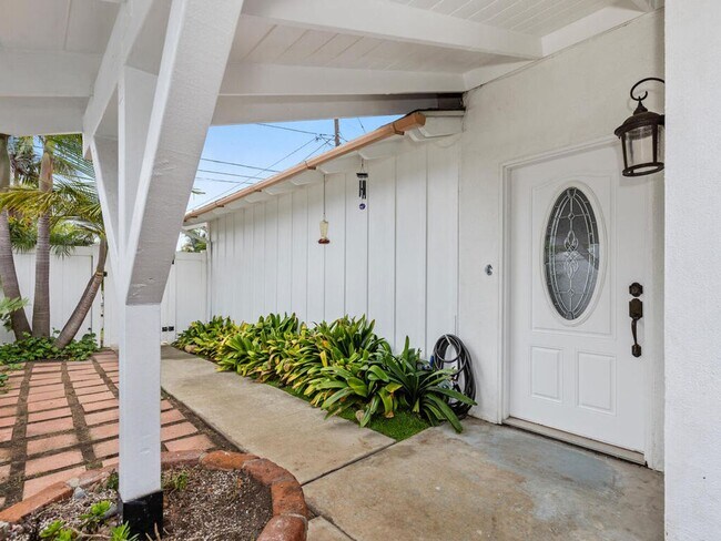 Building Photo - Oceanside Beach-Close 3BD/2BA Home with Easy Freeway Access