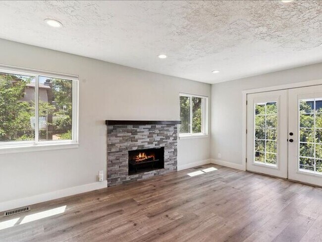 Building Photo - North Salt Lake Amazing 6 bed 3.5 bath family home