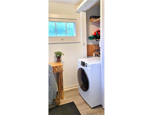 Building Photo - 2335 Hemlock Ln N