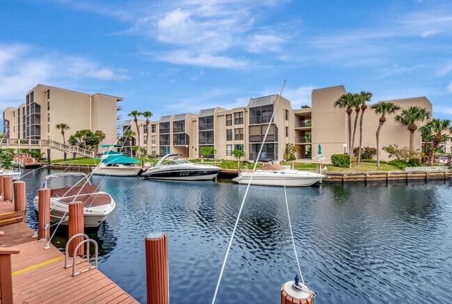 Building Photo - 6 Royal Palm Way