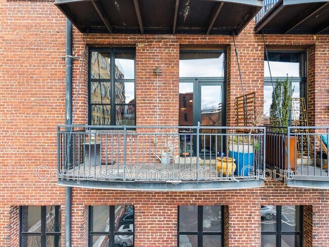Building Photo - 220 W Jackson Ave