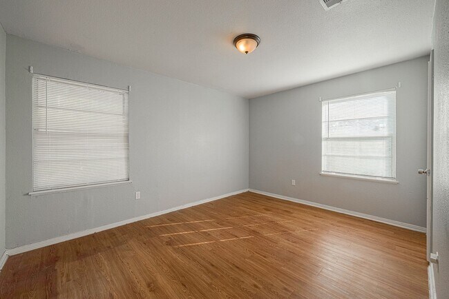 Building Photo - 5619 Willow Glen Dr