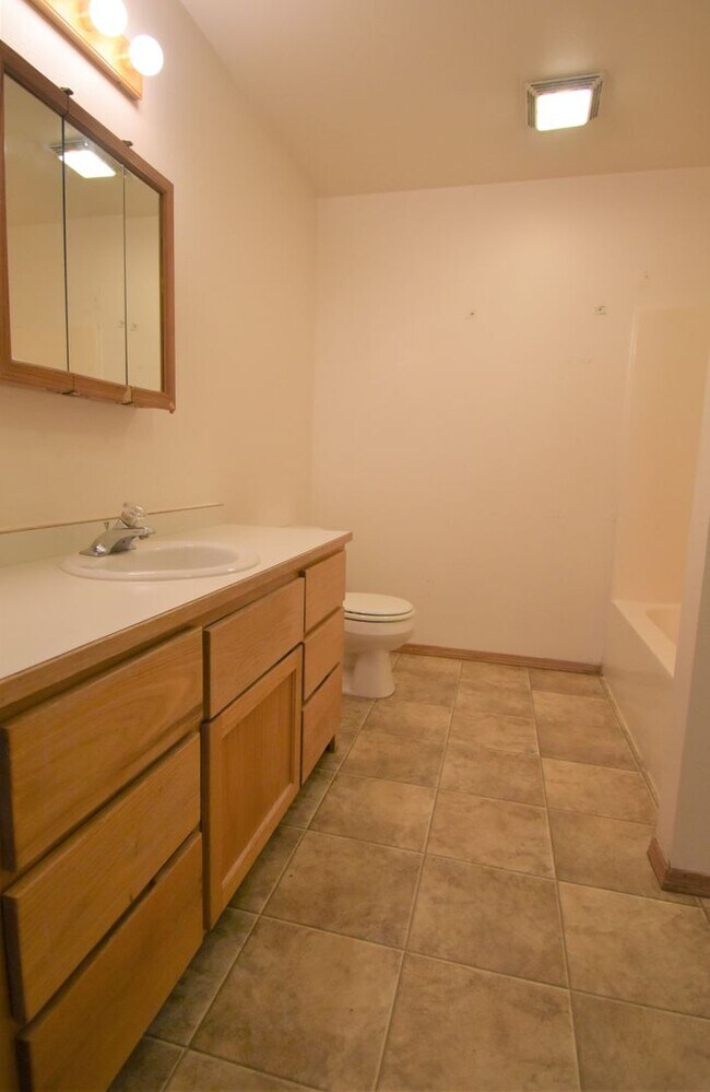 Building Photo - 3BD, 1BA Top Floor Unit