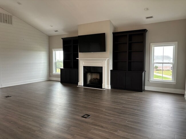 Primary Photo - Must see home in Popular Cannonsgate Commu...