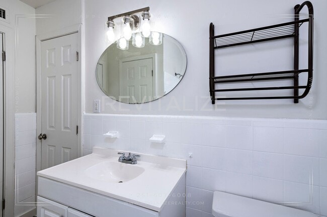 Building Photo - Fully Renovated 3 Bed 2 Bath Home!