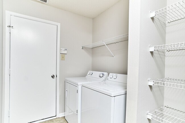 Building Photo - 3 BD + Loft in HSE Schools!