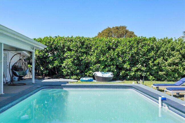 Building Photo - 2541 NE 195th St