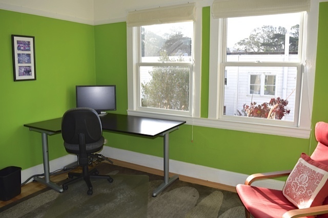 Building Photo - Furnished 2 Bd + Sunroom/Office with Parki...