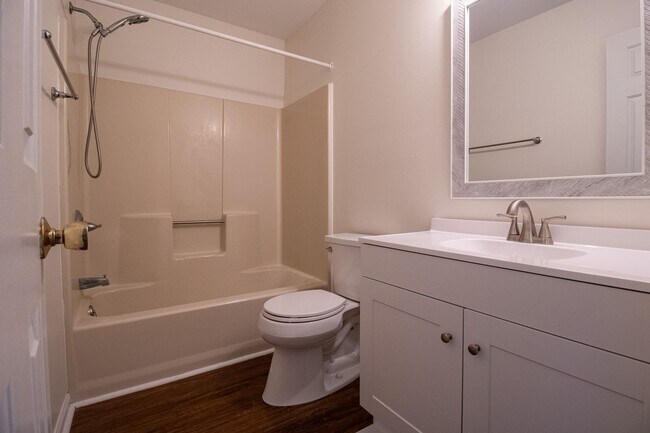 Building Photo - 3 Bedrooms, 2.5 Bathrooms Townhouse Rental