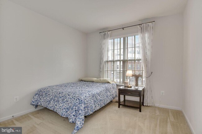 Building Photo - 43881 Centergate Dr