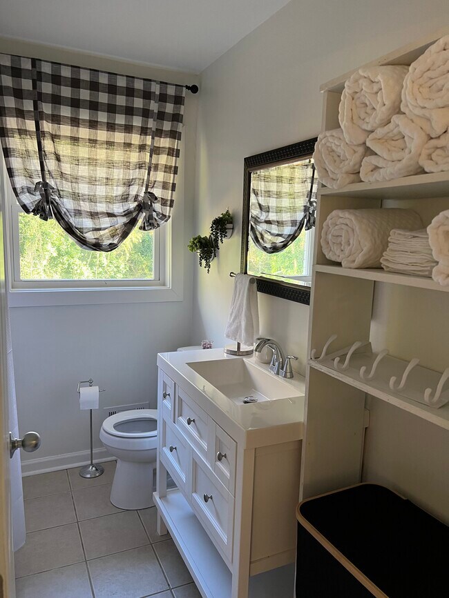 Building Photo - 4454 Roberta Cir