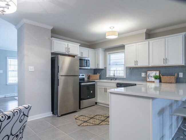 Building Photo - FULLY RENOVATED - 3BR/2BA in Colonial Acre...