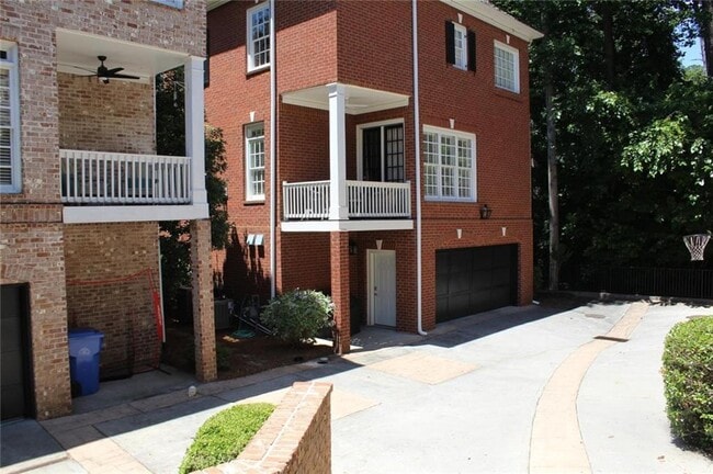 Building Photo - 704 Longleaf Dr NE