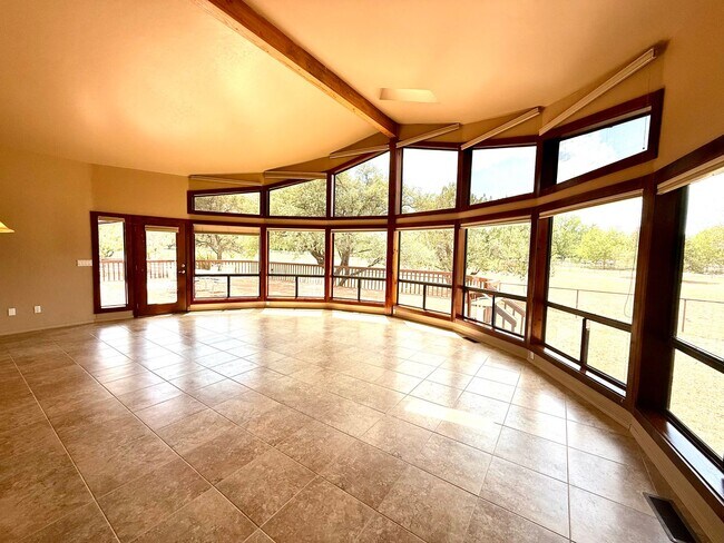 Building Photo - Custom home on 3 acres in Williamson Valley