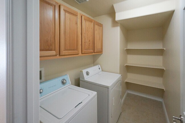 Building Photo - Great townhome in Henderson Gated Community with a 2 car attached garage and backyard