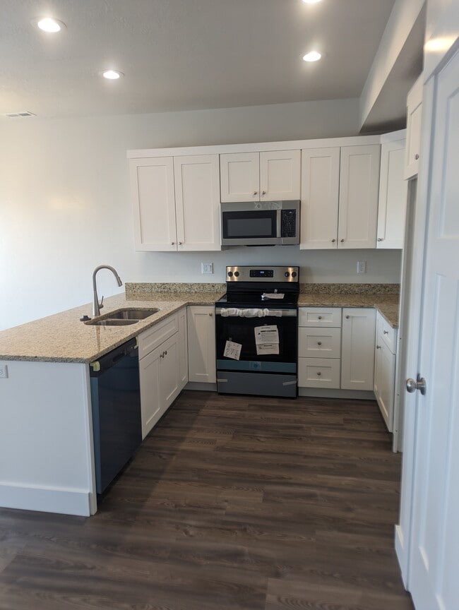 Building Photo - 96 W 425 N