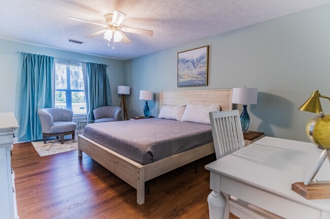 Building Photo - 2704 W 12th St