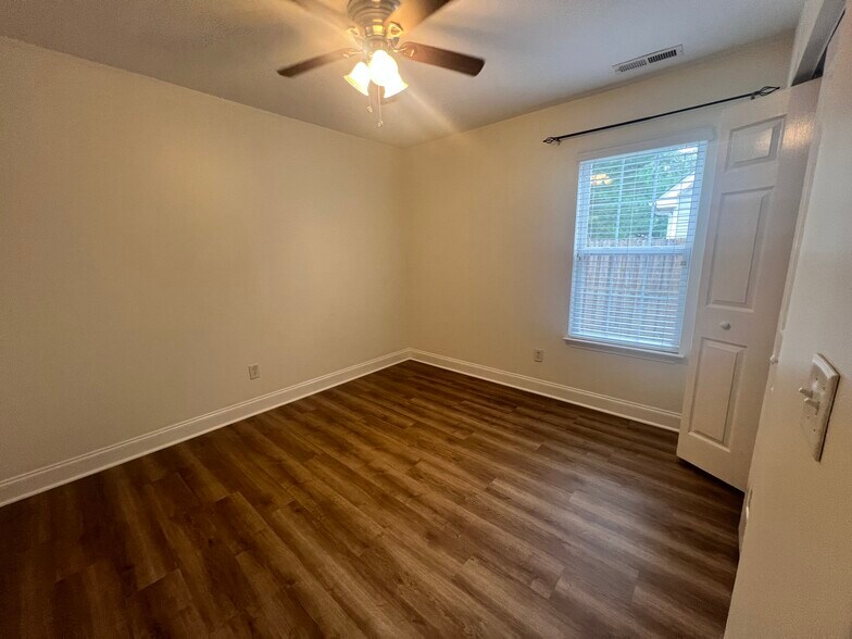 Building Photo - 525 Maple Branches Dr