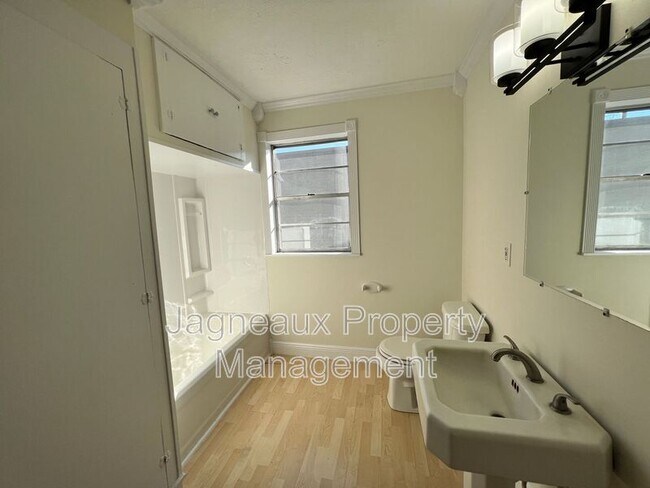 Building Photo - 315 E Thomas St