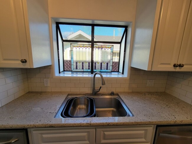 Building Photo - BEAUTIFUL 4BD - 3BA SINGLE STORY HOUSE WITH PRIVATE LAUNDRY AND DETACHED 2 CAR GARAGE