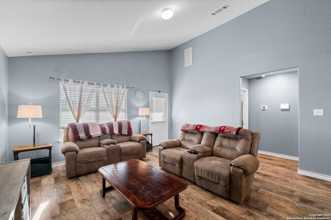 Building Photo - 511 Diamond Shls