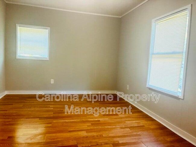Building Photo - 1106 W Davidson Ave