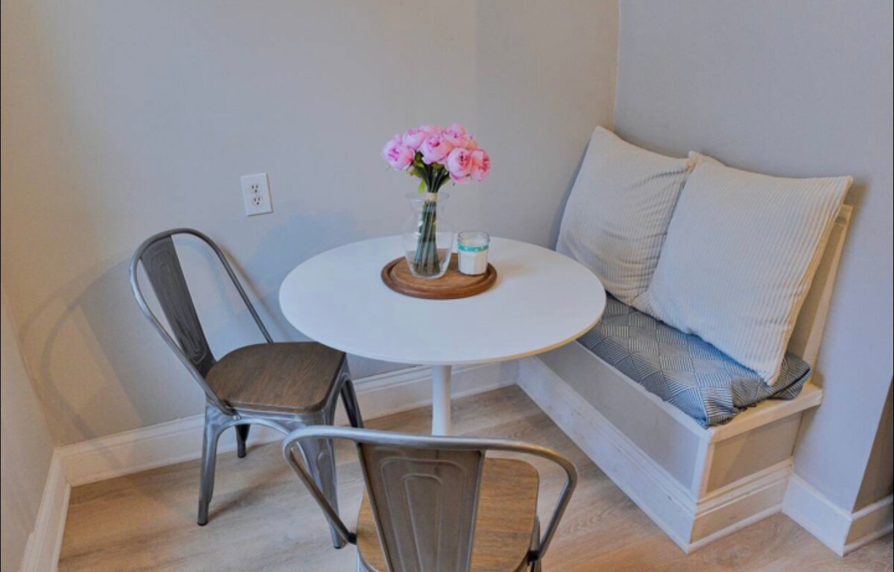 Breakfast Nook - 212 Circular St
