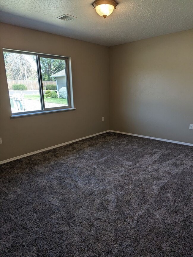 Building Photo - Wonderful 3 bedroom 2 bath Orchards condo