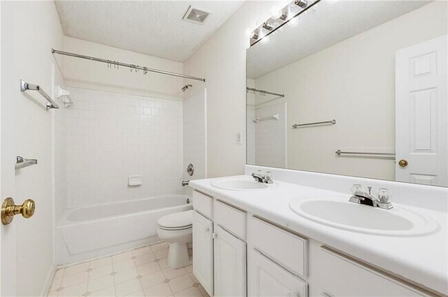 Building Photo - 490 Chippenham Ct