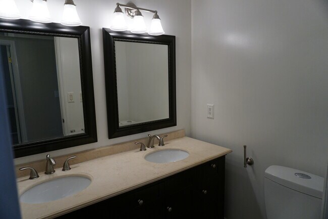 Building Photo - Quiet 5 Bedroom 3 Bath West Jordan Home