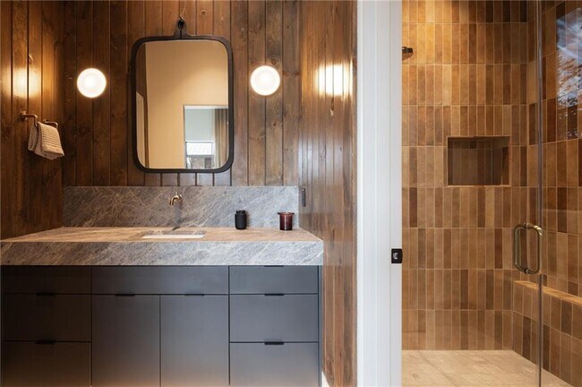 Building Photo - 725 Rocky Point Dr