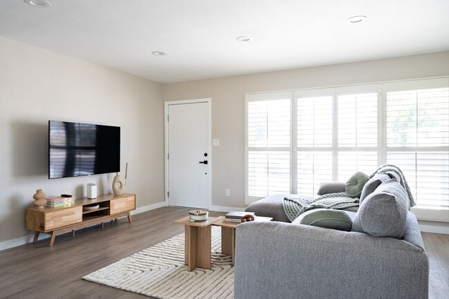 Building Photo - Fully remodeled!