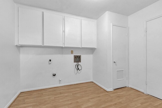 Building Photo - 1122 Rhine Ln