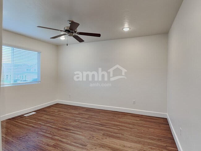 Building Photo - 954 N Barkvine Ave