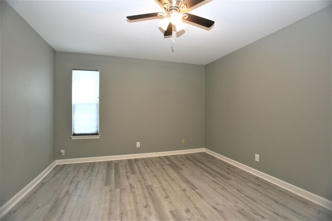 Building Photo - Beautifully updated 1 bedroom apartment within walking distance to the beach!