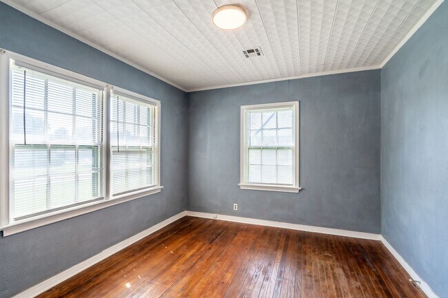 Building Photo - 2 Bed 1 Bath With Bonus Room in Tulsa