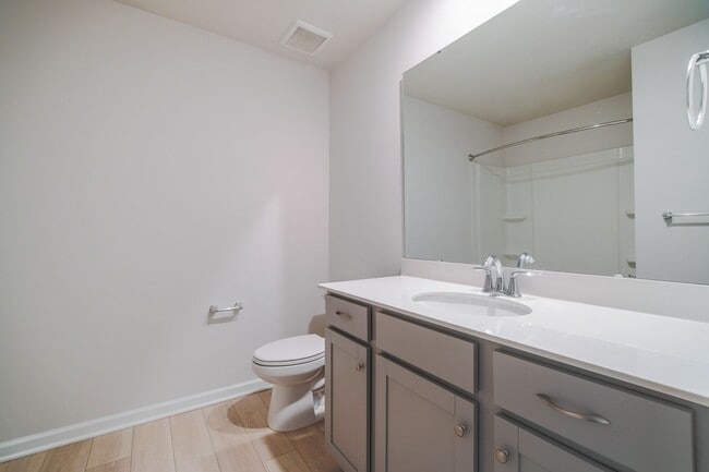 Building Photo - Almost New End Unit Townhome in desirable Chateau community