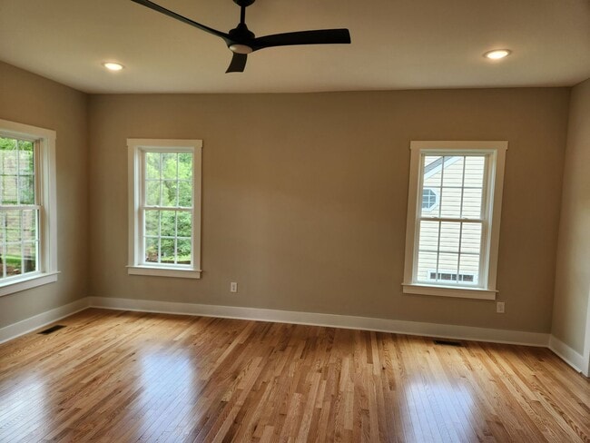 Building Photo - Chesterfield - 5 Bed 3.5 Bath Newer Modern...