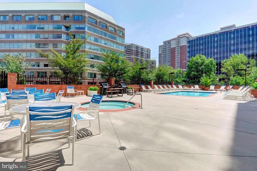 Pool and Grill Area - 1001 N Randolph St