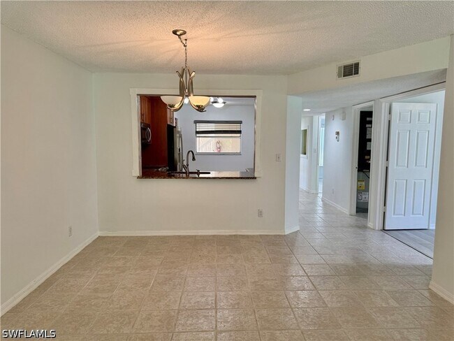 Building Photo - 661 Squire Cir