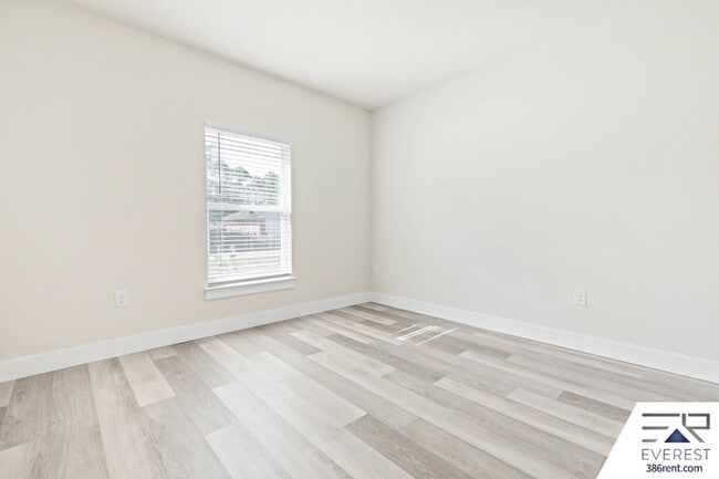 Building Photo - 71 Point of Woods Dr