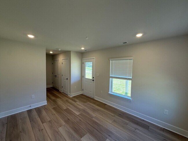 Building Photo - 2102 Winterberry Ln