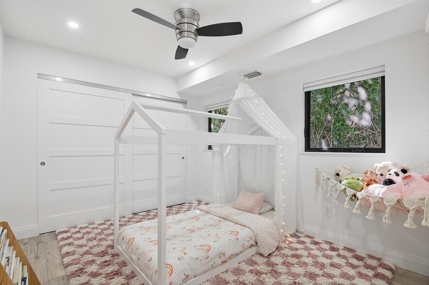 Building Photo - 600 SW 8th Ter