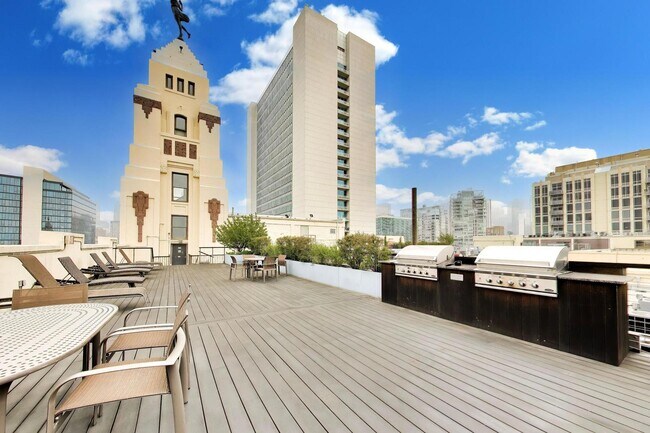 Building Photo - 758 N Larrabee St