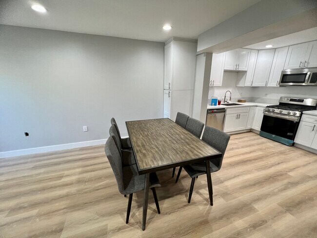 Building Photo - 1173 W 37th Plz
