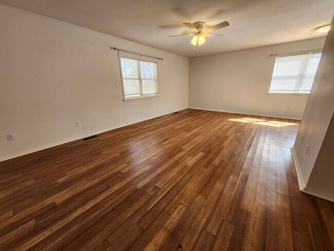 Building Photo - 900-902 West 16th St.