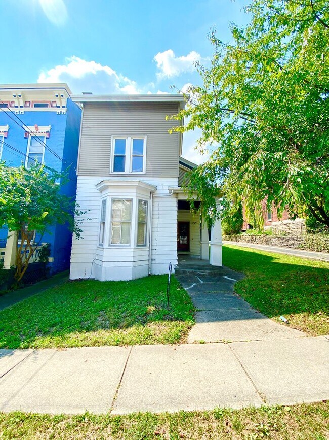 Building Photo - 5 bedroom /2 bath Mins. from UC for $750/pp ($3750/mo)! Off-Street Parking included!